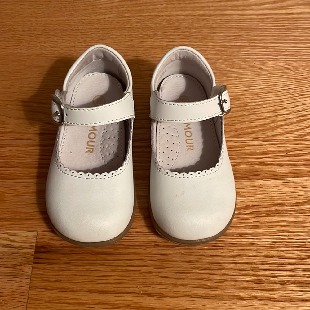 Size 5 white scalloped leather shoe